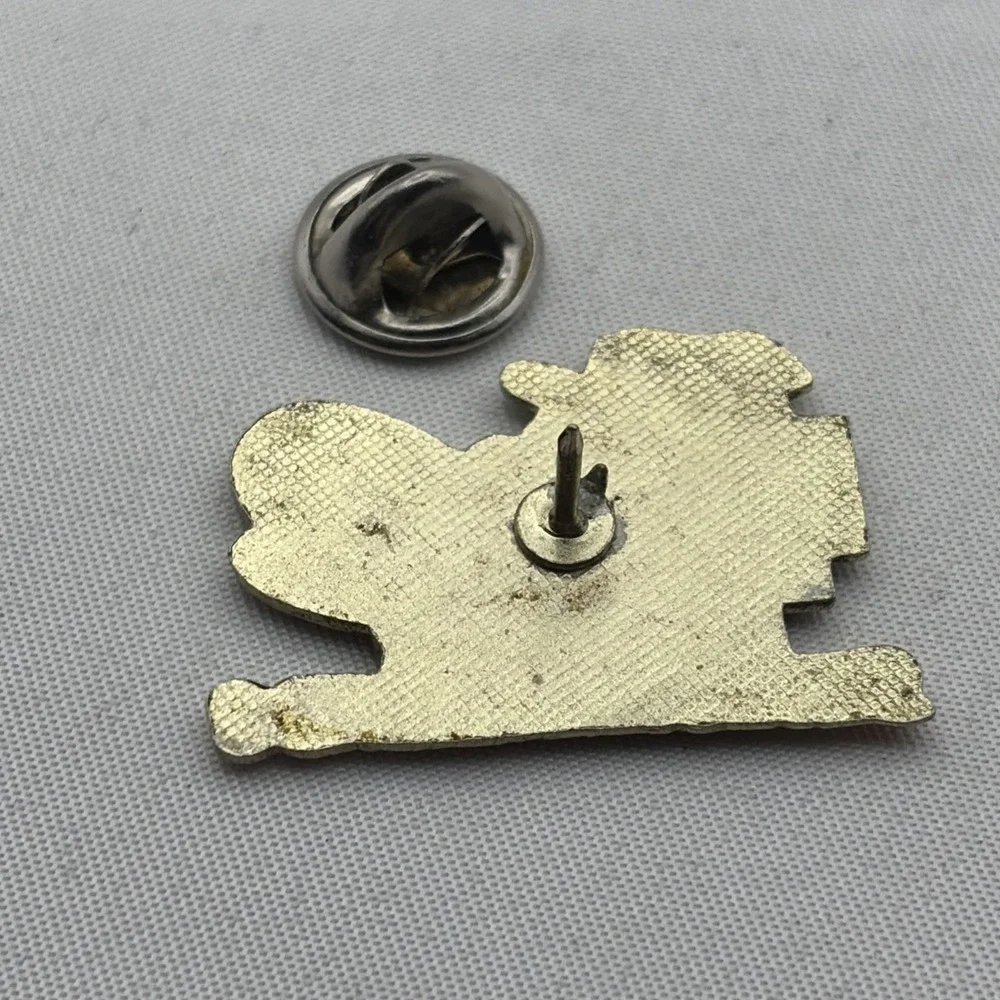 The Old Lady‎ And The Shoestring Kids Lapel Hat Pin